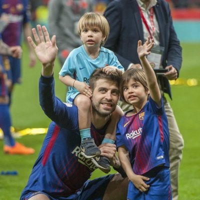 Los jugadores del Barça celebrando con sus familias la Copa del Rey 2018