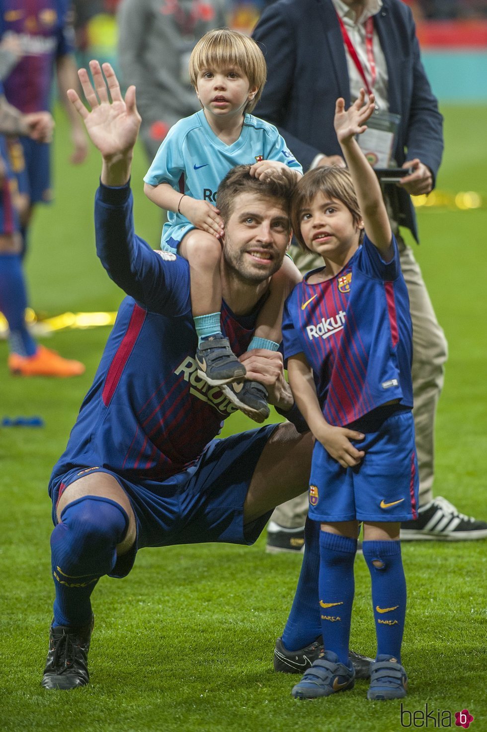 Gerard Piqué con sus hijos Milan y Sasha celebrando la Copa del Rey 2018