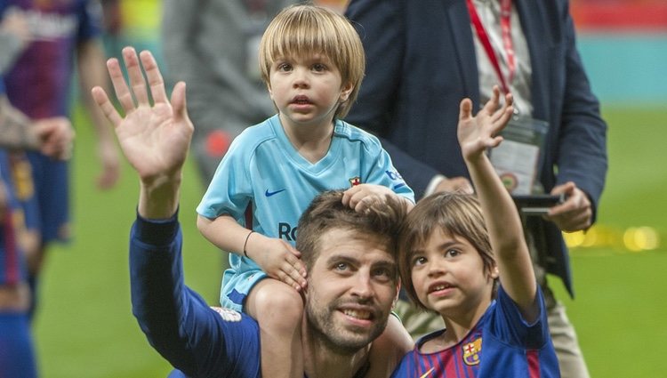 Gerard Piqué con sus hijos Milan y Sasha celebrando la Copa del Rey 2018