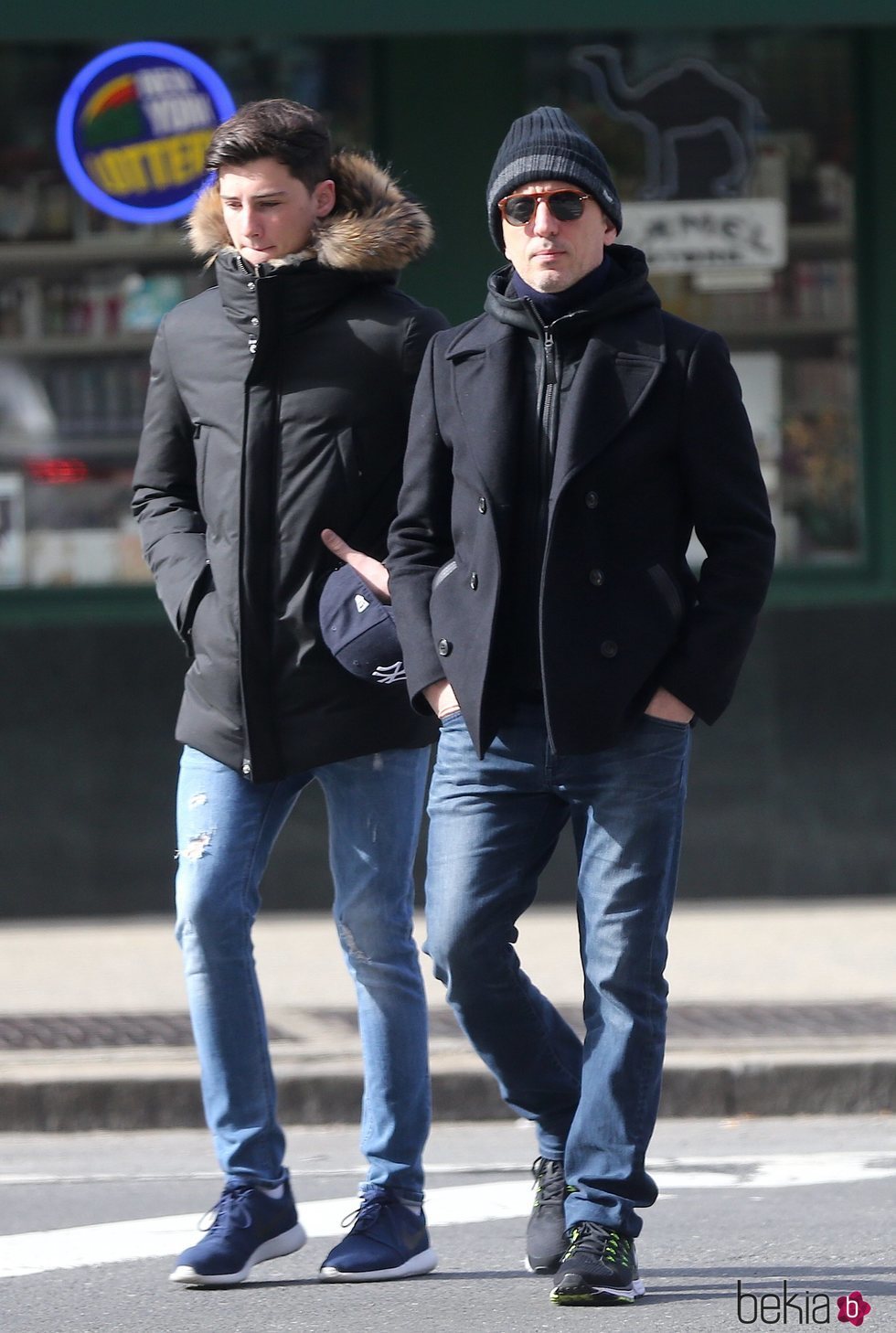 Gad Elmaleh paseando por Nueva York con su hijo Noé