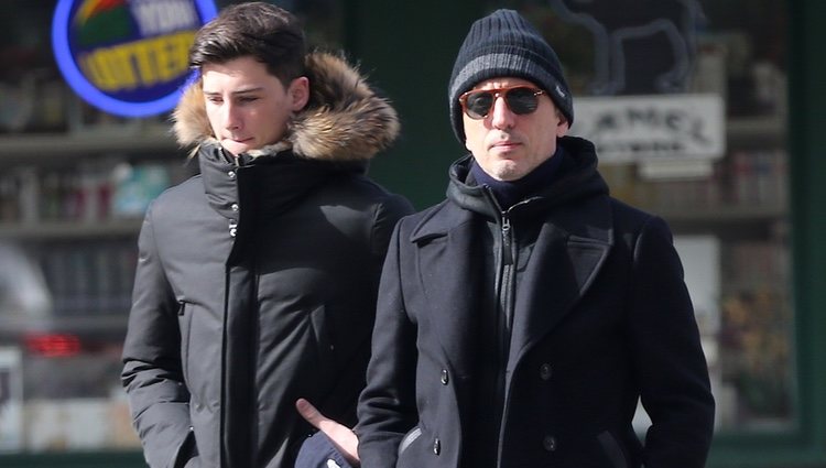 Gad Elmaleh paseando por Nueva York con su hijo Noé