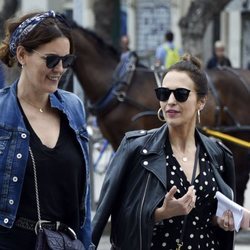 Paula Echevarría con una amiga paseando por las calles de Málaga