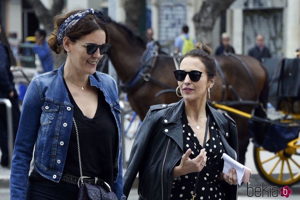 Paula Echevarría con una amiga paseando por las calles de Málaga