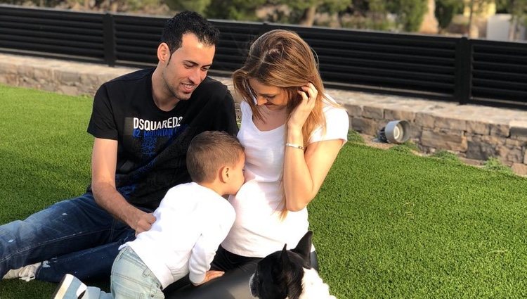 Sergio Busquets, Elena Galera y su hijo Enzo anunciando que esperan su segundo hijo