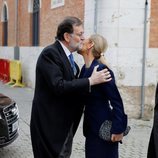 Mariano Rajoy  y Cristina Cifuentes se saludan en la entrega del Premio Cervantes 2017