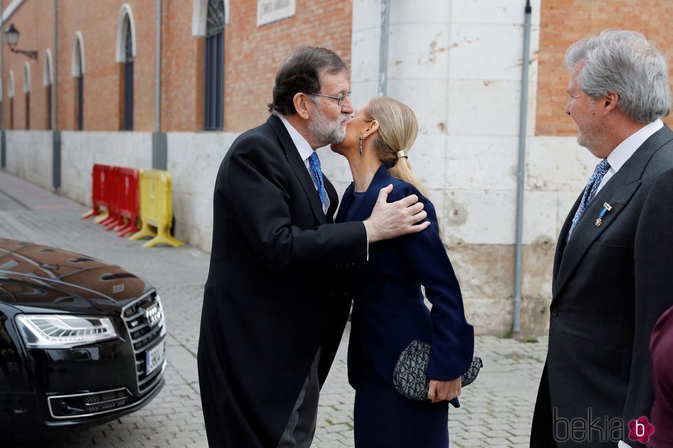 Mariano Rajoy  y Cristina Cifuentes se saludan en la entrega del Premio Cervantes 2017