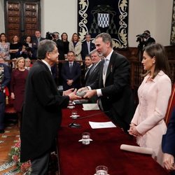 El Rey Felipe VI le entrega la medalla del Premio Cervantes 2017 a Sergio Ramírez