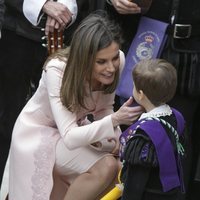 La Reina Letizia hablando con un niño pequeño tras la ceremonia del Premio Cervantes 2017