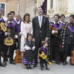 Los Reyes Felipe y Letizia con la tuna tras la ceremonia del Premio Cervantes 2017