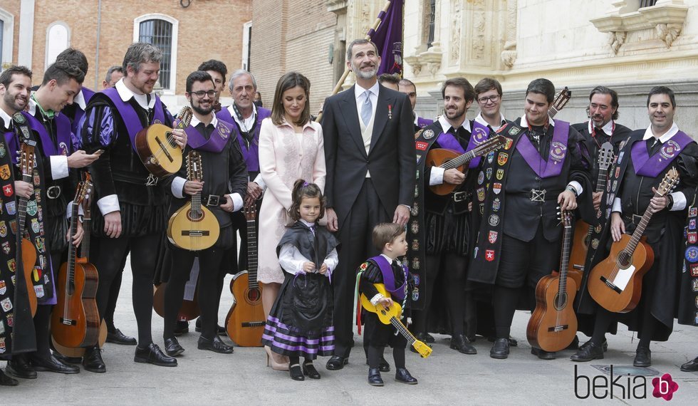 Los Reyes Felipe y Letizia con la tuna tras la ceremonia del Premio Cervantes 2017