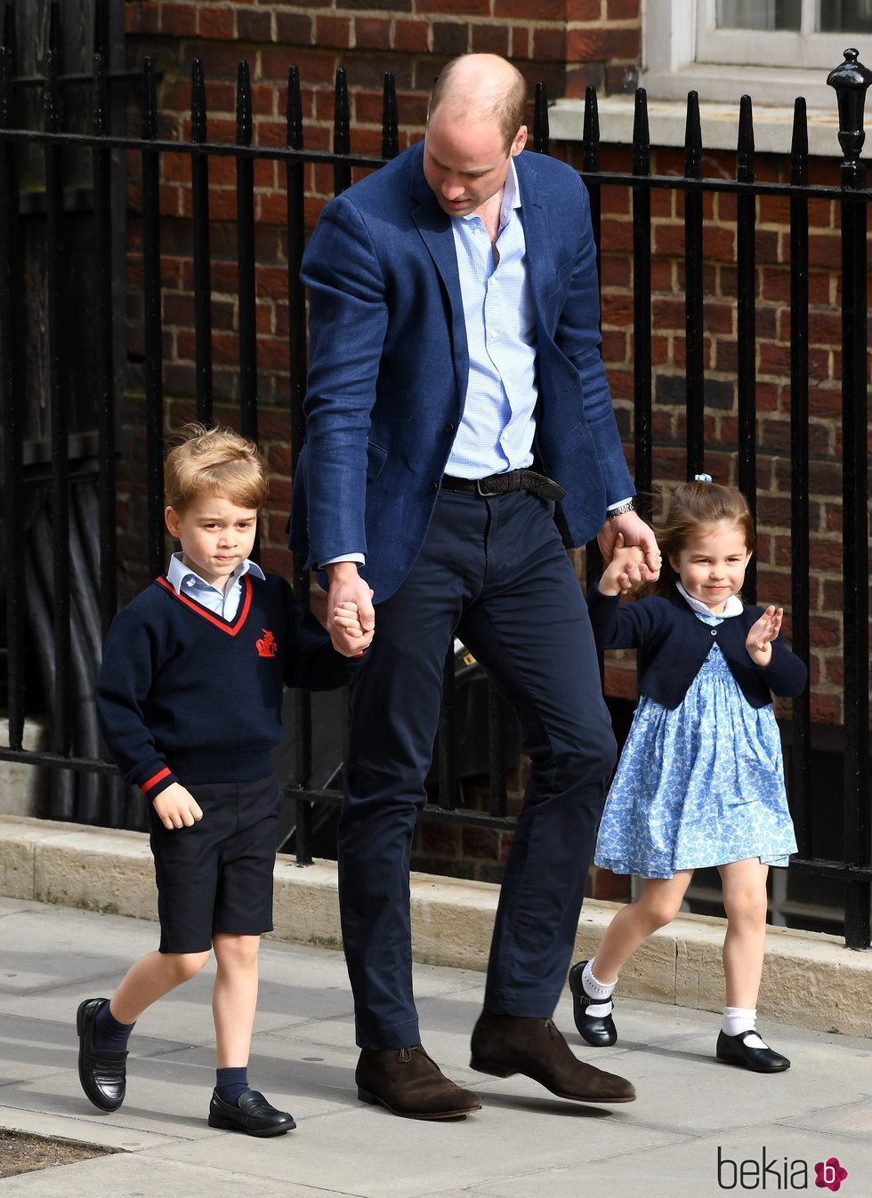 El Príncipe Guillermo de Inglaterra con sus hijos Carlota y Jorge yendo a ver a su hermano pequeño