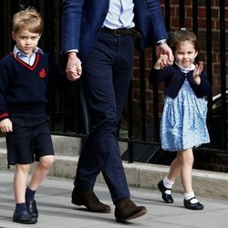 El Príncipe Jorge y la Princesa Carlota de Cambridge llegando a ver a su hermano al hospital