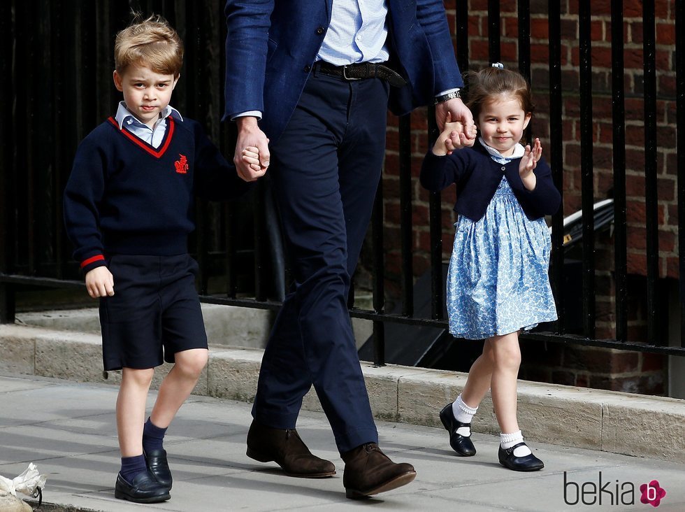 El Príncipe Jorge y la Princesa Carlota de Cambridge llegando a ver a su hermano al hospital