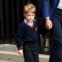 El Príncipe Jorge de Cambridge de la mano de su padre el Príncipe Guillermo de Inglaterra