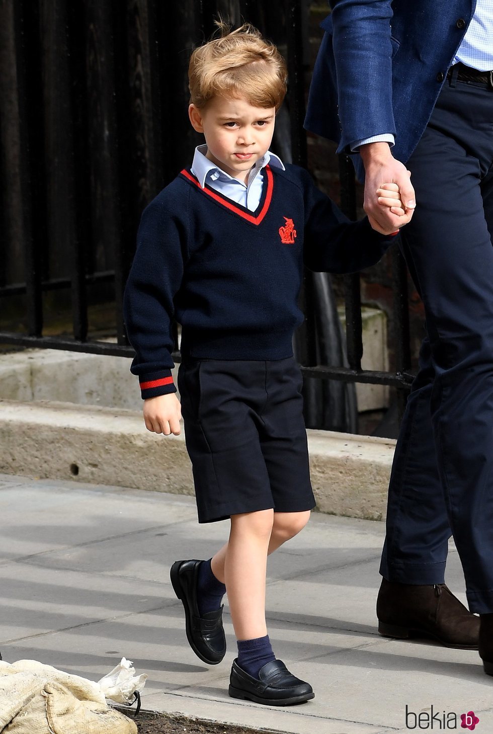 El Príncipe Jorge de Cambridge de la mano de su padre el Príncipe Guillermo de Inglaterra