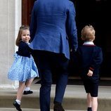 El Príncipe Guillermo de Inglaterra entrando a ver al bebé recién nacido con Jorge y Carlota de Cambridge