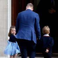 El Príncipe Guillermo de Inglaterra entrando a ver al bebé recién nacido con Jorge y Carlota de Cambridge