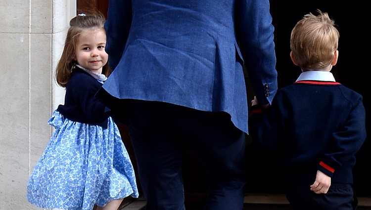 El Príncipe Guillermo de Inglaterra entrando a ver al bebé recién nacido con Jorge y Carlota de Cambridge