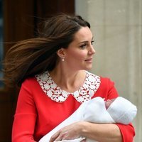 Kate Middleton con su tercer hijo en brazos