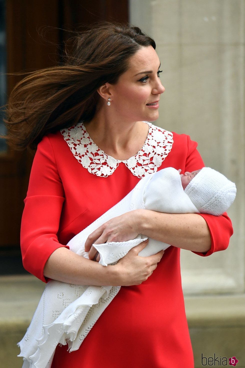 Kate Middleton con su tercer hijo en brazos