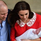 Los Duques de Cambridge saliendo del hospital con su tercer hijo