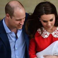 Los Duques de Cambridge saliendo del hospital con su tercer hijo