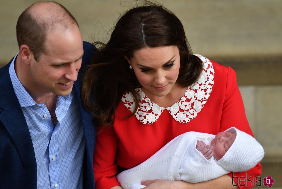 Los Duques de Cambridge saliendo del hospital con su tercer hijo