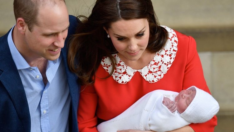 Los Duques de Cambridge saliendo del hospital con su tercer hijo