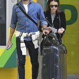 Miguel Torres y Paula Echevarría en la estación de tren de Málaga