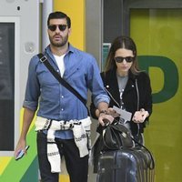 Miguel Torres y Paula Echevarría en la estación de tren de Málaga