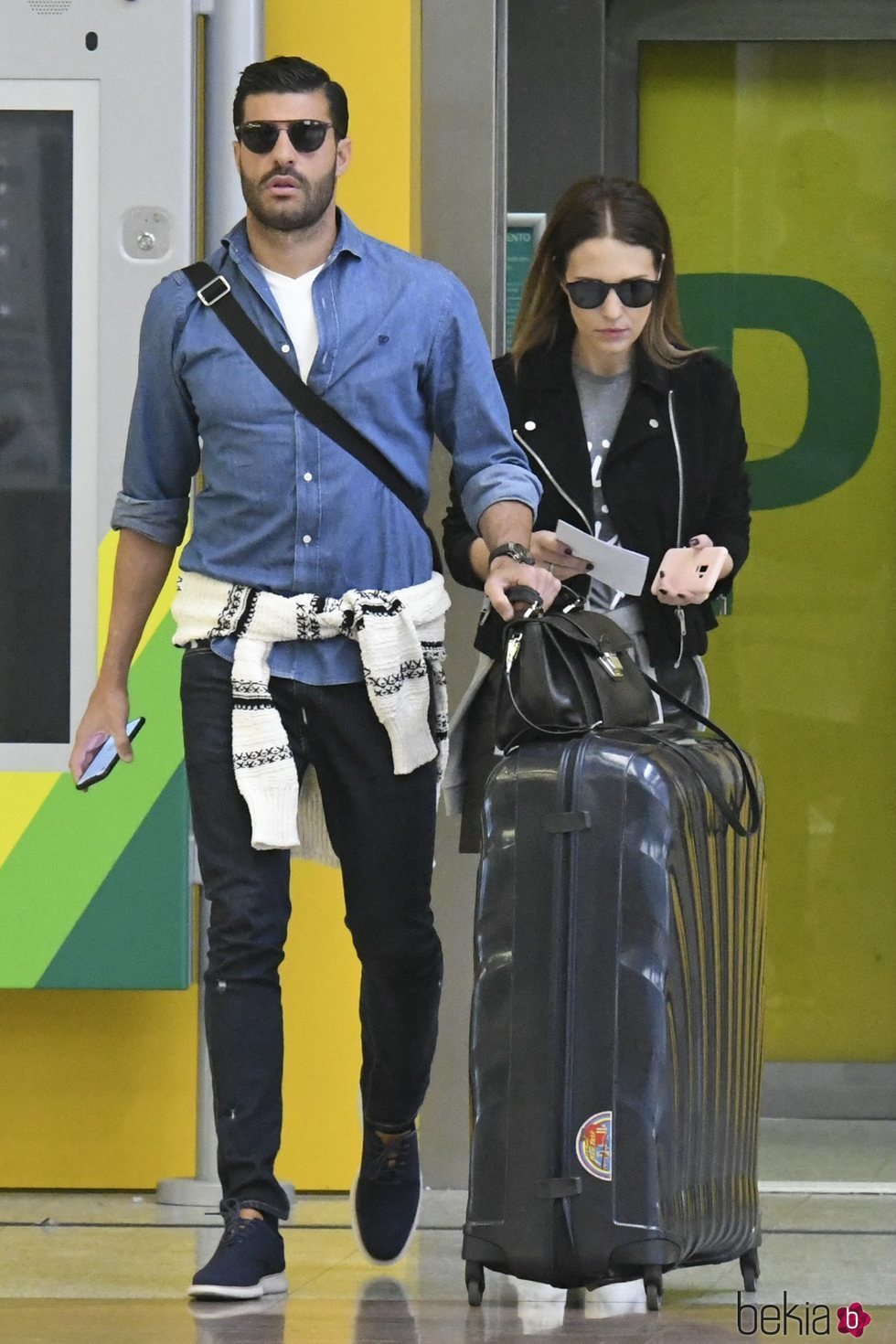 Miguel Torres y Paula Echevarría en la estación de tren de Málaga