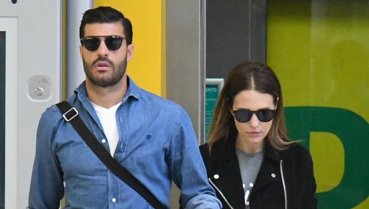 Miguel Torres y Paula Echevarría en la estación de tren de Málaga