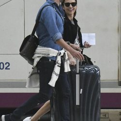 Paula Echevarría, compartiendo sonrisas con Miguel Torres en la estación de Málaga