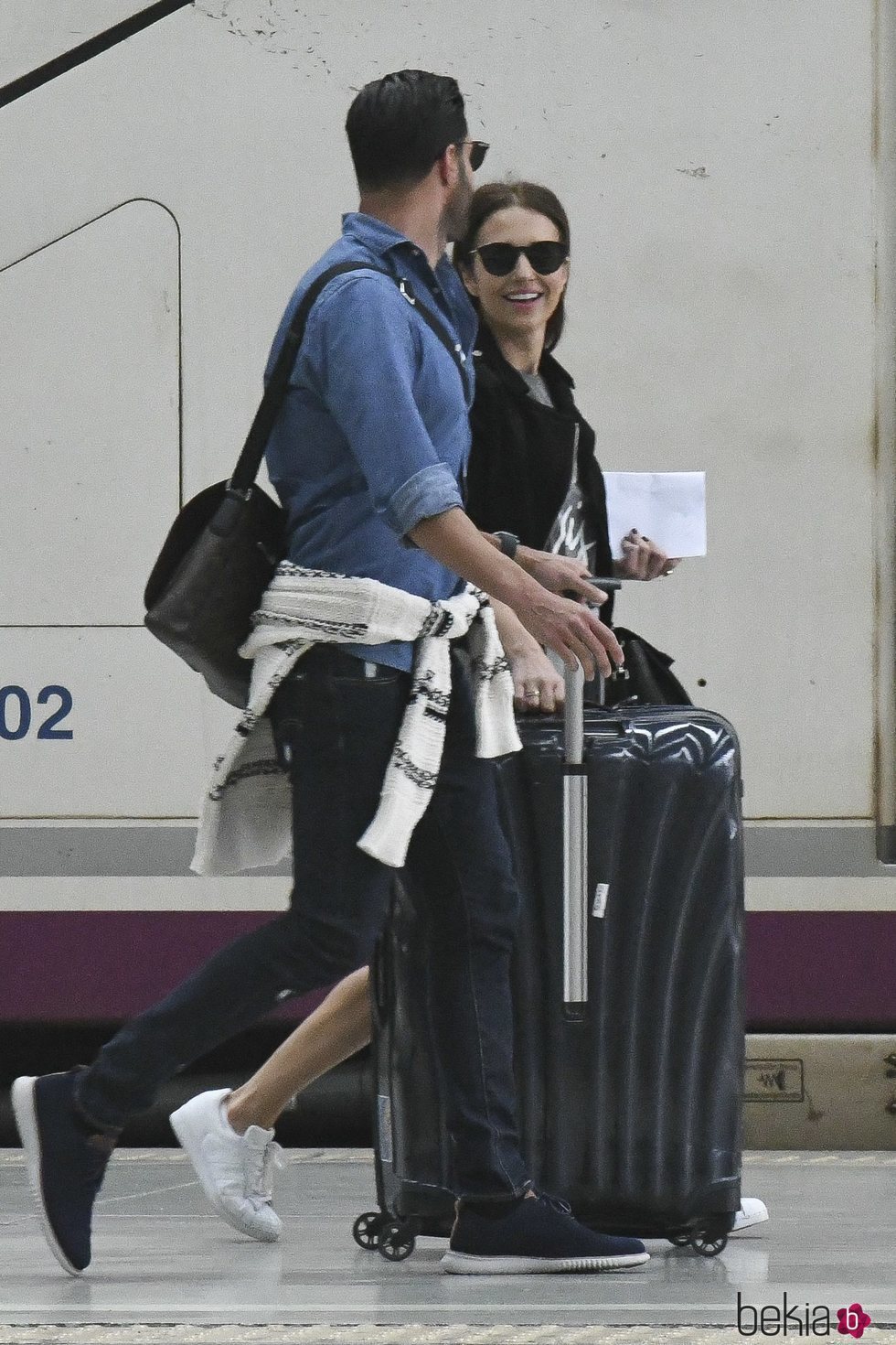 Paula Echevarría, compartiendo sonrisas con Miguel Torres en la estación de Málaga