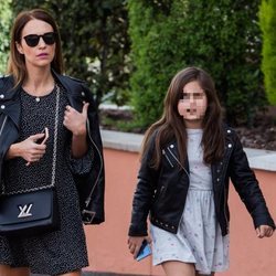 Paula Echevarría y su hija Daniella yendo al cine en Madrid