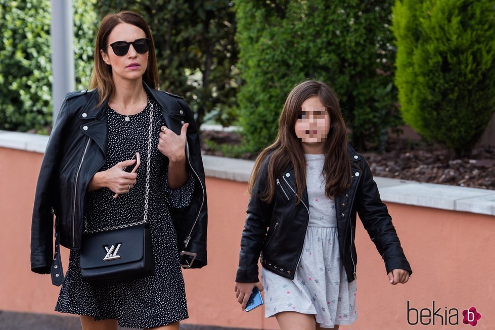 Paula Echevarría y su hija Daniella yendo al cine en Madrid