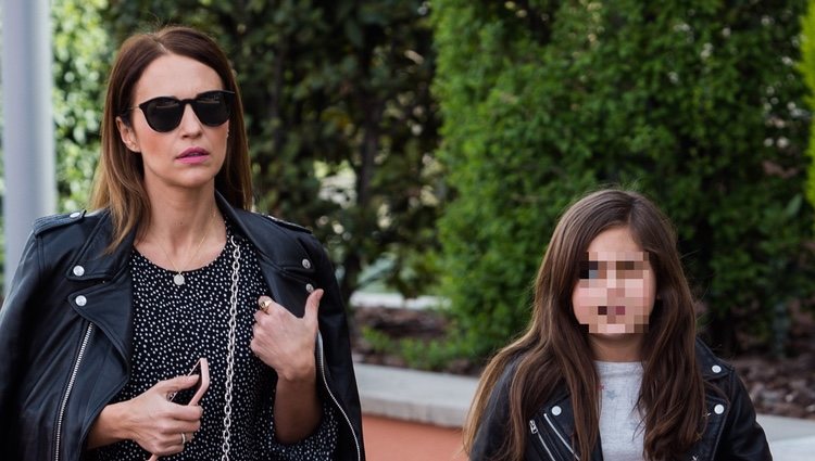 Paula Echevarría y su hija Daniella yendo al cine en Madrid