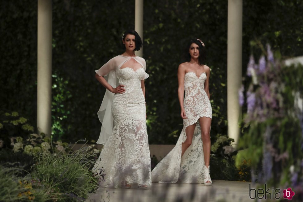 Blanca Romero y Lucía Rivera desfilando para Pronovias en la Barcelona Bridal Fashion Week 2018