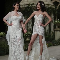 Blanca Romero y Lucía Rivera posan durante el desfile de Pronovias de la Barcelona Bridal Fashion Week 2018