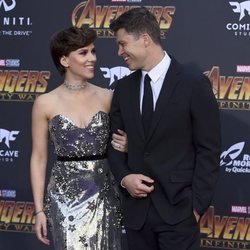 Scarlett Johansson y Colin Fost mirándose muy cómplices