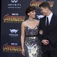 Scarlett Johansson y Colin Fost mirándose muy cómplices