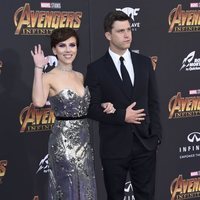 Scarlett Johansson y Colin Fost en la presentación de 'Avengers: Infinity War'