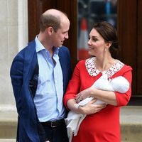 El Príncipe Guillermo y Kate Middleton se dedican una tierna mirada en la presentación de su tercer hijo