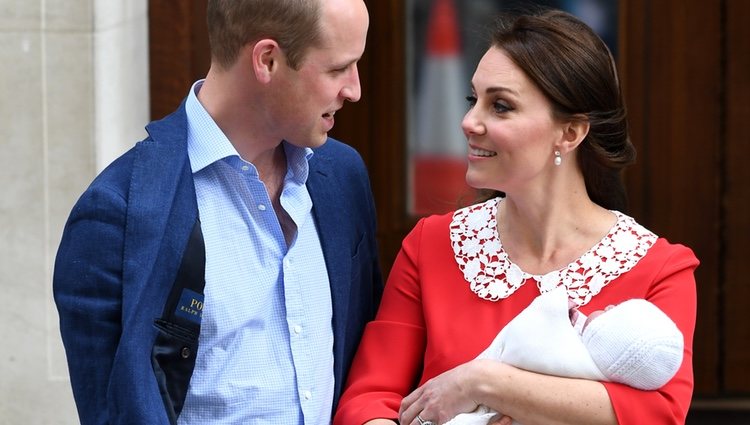 El Príncipe Guillermo y Kate Middleton se dedican una tierna mirada en la presentación de su tercer hijo