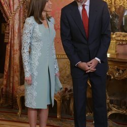 Los Reyes Felipe y Letizia bromean en el almuerzo previo a la entrega del Premio Cervantes 2017