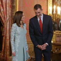 Los Reyes Felipe y Letizia bromean en el almuerzo previo a la entrega del Premio Cervantes 2017