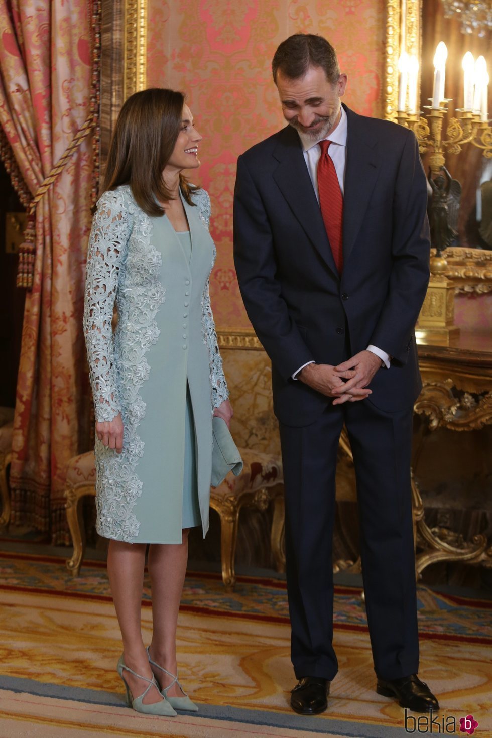 Los Reyes Felipe y Letizia bromean en el almuerzo previo a la entrega del Premio Cervantes 2017