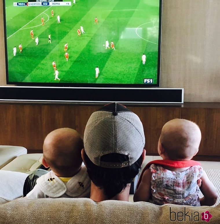 Enrique Iglesias viendo el fútbol con sus gemelos