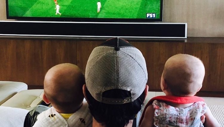 Enrique Iglesias viendo el fútbol con sus gemelos