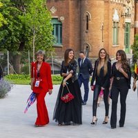 Las WAGs del Barça durante el desfile de Rosa Clará